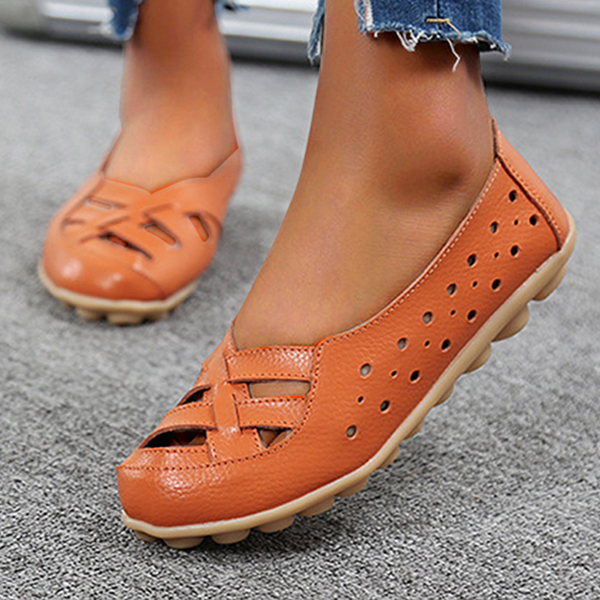 Summer flat hollow sandals show the elegant style of summer.