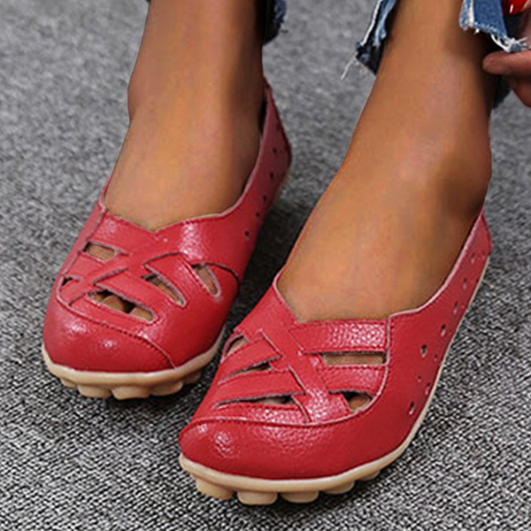 Summer flat hollow sandals show the elegant style of summer.