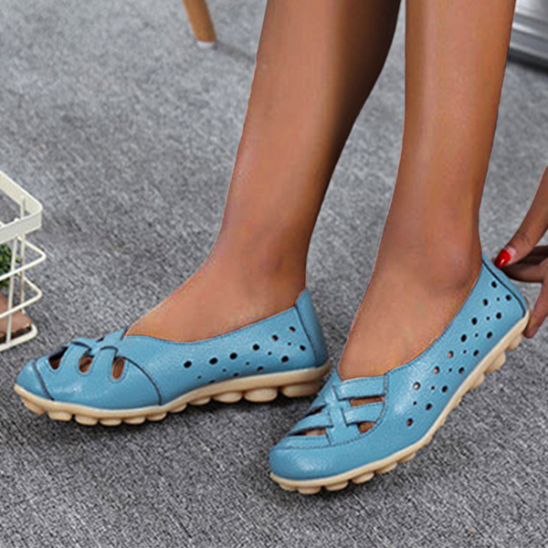 Summer flat hollow sandals show the elegant style of summer.