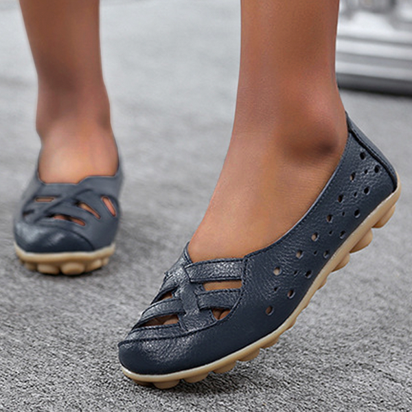 Summer flat hollow sandals show the elegant style of summer.