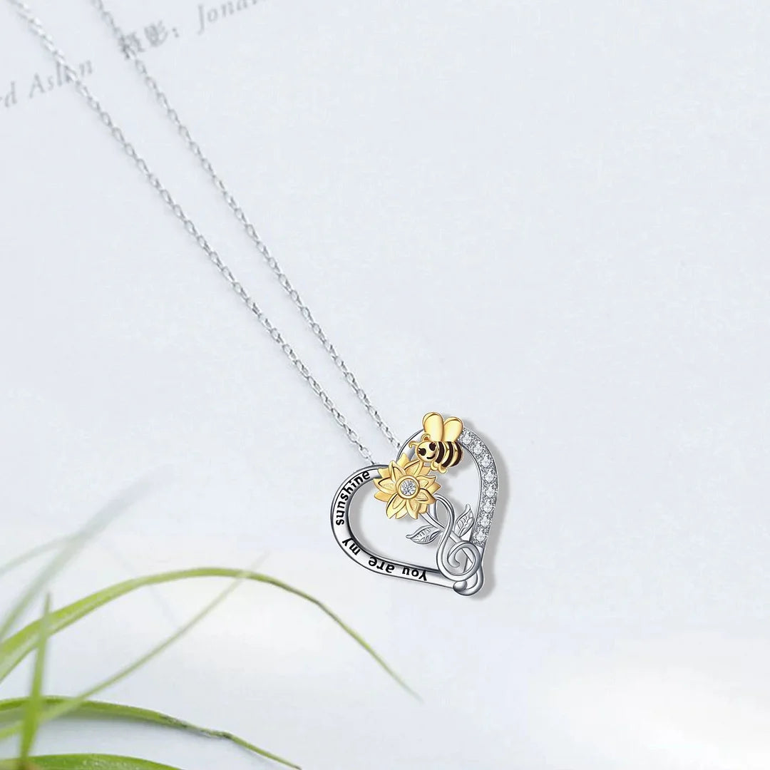 🌻Heart-shaped sunflower bee necklace for Mom or Grandmothers