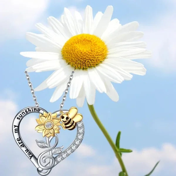 🌻Heart-shaped sunflower bee necklace for Mom or Grandmothers